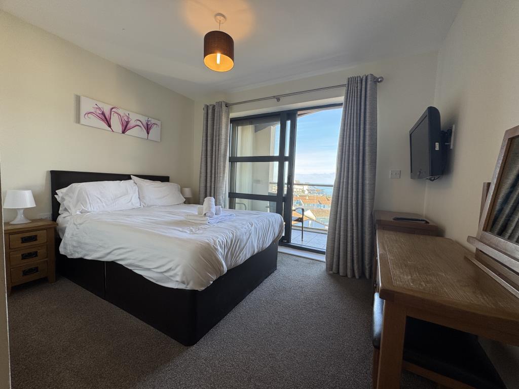 Lot: 78 - TOP FLOOR HOLIDAY APARTMENT WITH SEA VIEWS - Bedroom